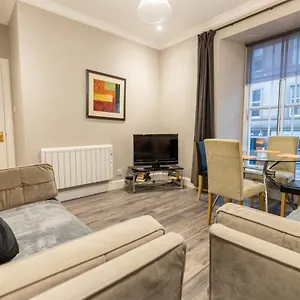  Apartment Two Bedroom Within Walking Distance To Centre